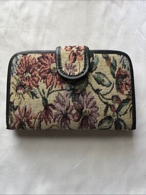 4 week pill case. Beautiful floral tapestry. like new. Supplement health etc
